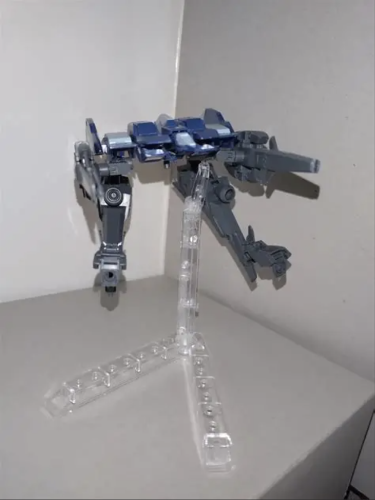 そんなわけで、昨年の投稿のあと死蔵状態になっていたライトニングBWSを魔改造してみました。本体はライトニングBWSですが、ブレイドガン→30MMワイヤレスウェポンパッククローユニット→30MMレッグブースター上記武装の接続のためのジョイント、ミサイルポッド、後部ウイング→ガンプラバトルアームアームズファハン→Gサイフォスの脚部とガンプラバトルアームアームズの組み合わせ以上で構成しています。実はブレイドガンとクローユニットとの組み合わせによる謎兵器も撮っていたのですが、ガンプラのパーツを一切使っておらず規約違反になりかねないため、ここでは公開しません(汗) 「Gブリューナク」はこのあとで!