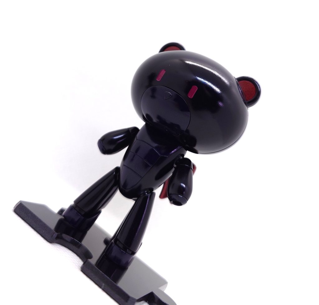 脚と胴体の合わせ目処理をした後に全塗装、光沢仕上げて製作しました。初めてプリズムブルーブラックを使用しました。ほのかな青みがある黒という印象です。上品な印象の黒ですので、ファンが多いのも納得の塗料でした(zaku-kao5)