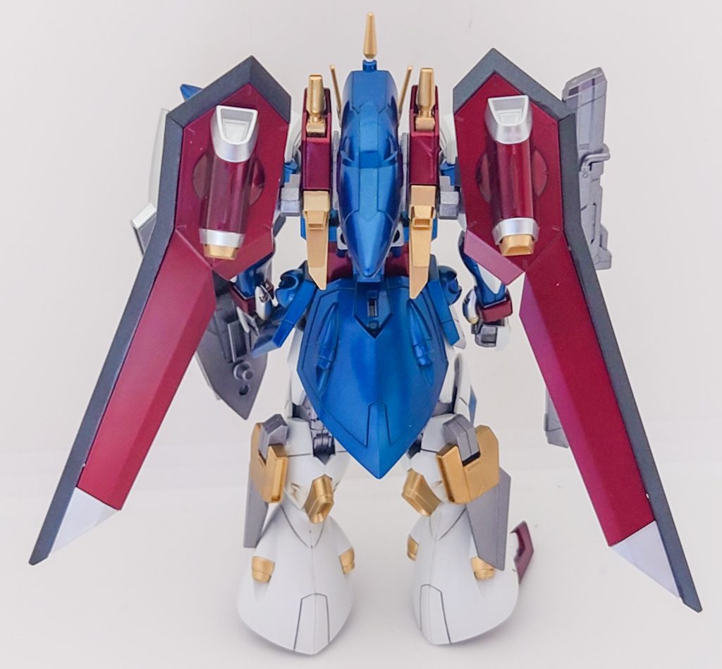 背面イモータルジャスティスのバックパックを流用しております。この機体がギャンシュトロームのプロトタイプ的機体を想定して作成しましたので、ウィザードシステムを採用する前段階の機体という妄想を取り入れてみました。