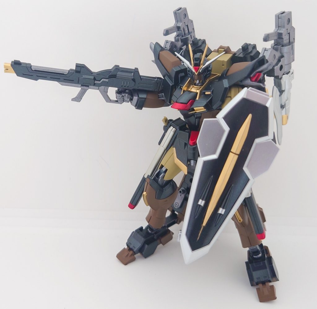 武装その1:高エネルギービームライフル武装その2:フラッシュエッジG-3 シールドビームライフルはライジングフリーダムの標準装備のもので、同じくシールドも標準装備の投擲武装としての使用も可能な大型シールドです。