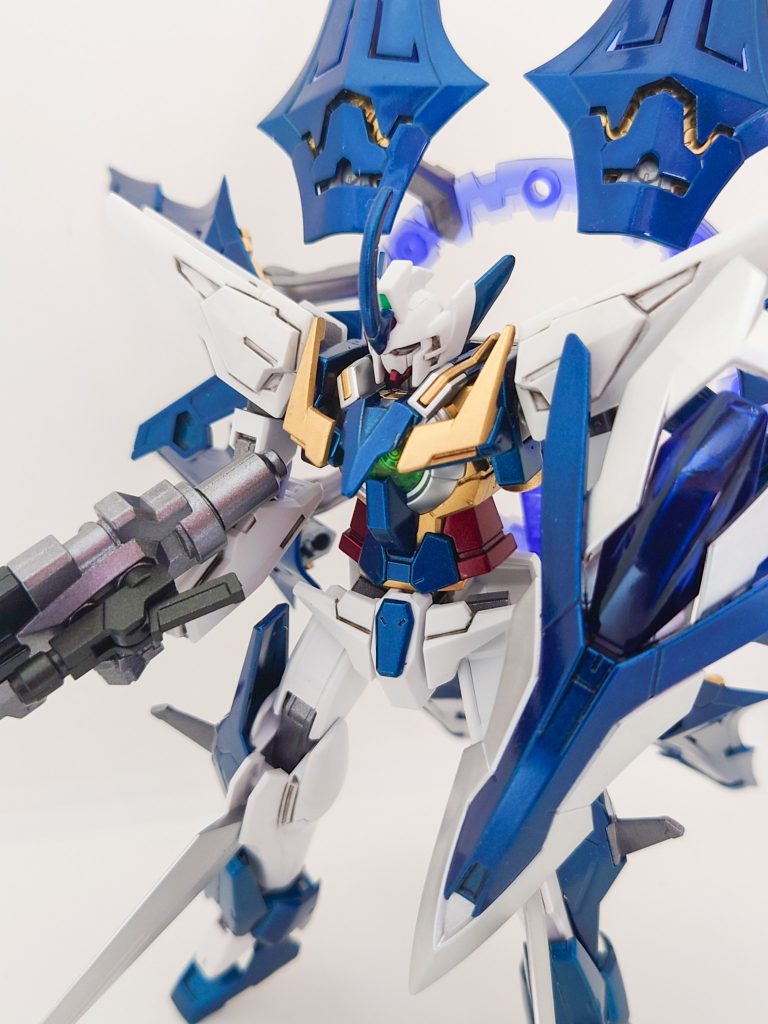 カラーリングは主人公機っぽくヒロイックに仕上げてみました。