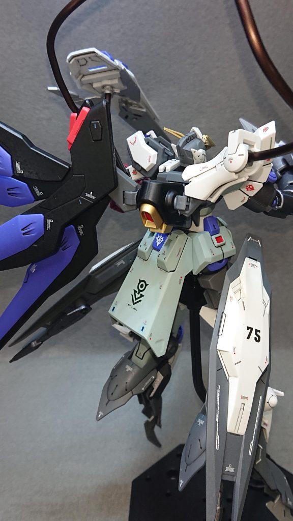 部分塗装にタミヤのエナメル塗料・ブラック・ガンメタル・メタリックブルー・パープル・フラットレッド・ダークグレイセンサー部分にはMr.メタリックカラーGX・メタルピーチ