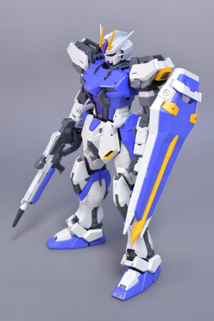 ついでにビームライフルとシールドも用意してみました。ライフルはグレー一色だと味気ない感じだったので、RGを参考に色分けを頑張ってみました。シールドもライトブルーで塗装してみましたが、この感じだとデュエルっぽい差もありますね。最後までご覧いただきありがとうございました。