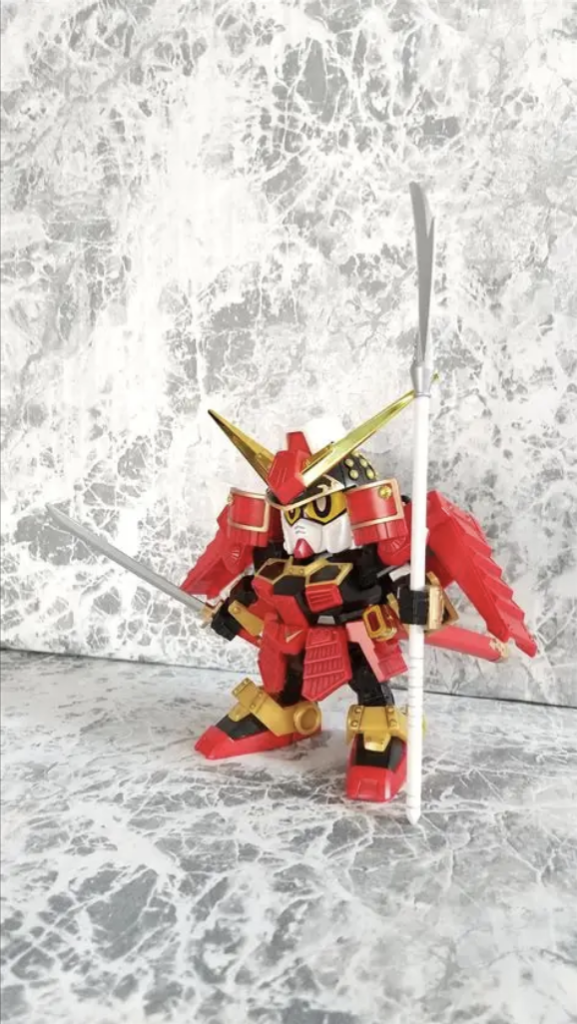 薙刀の刃部分は本来は金ですが銀に塗装