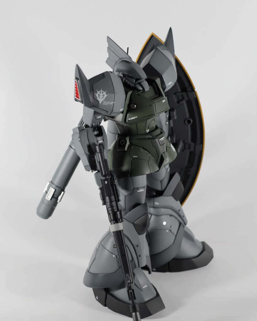 肩部は上へ少し延長して全体的に少しエッジが出ている風に。元キットがのっぺりしているのでいいアクセントになったかも。 