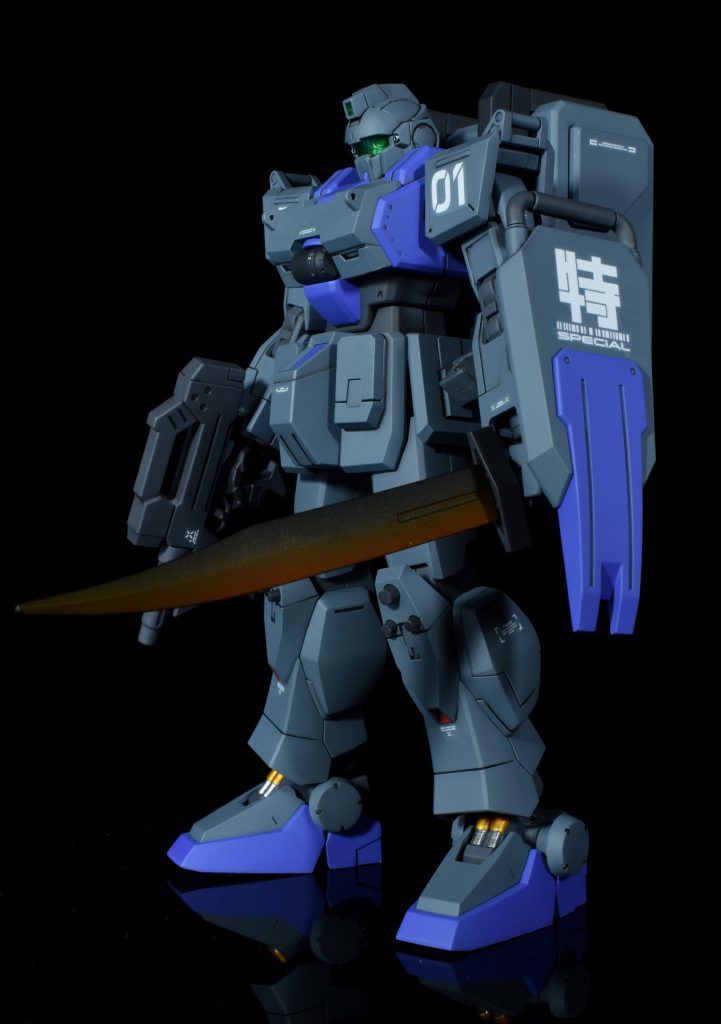 鹵獲したヒートソードを装備