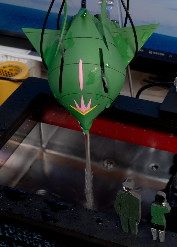 下に水槽とポンプを設置してます！