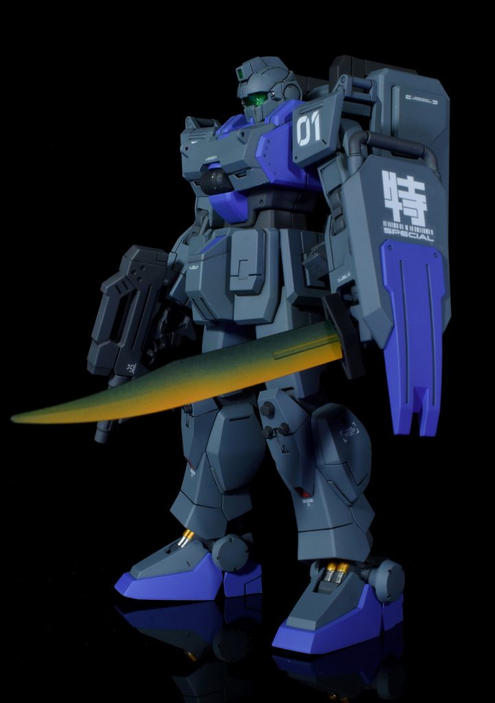 ヒートソードは蛍光カラーで塗装しているのでブラックライトで発光します、半赤熱状態を表現