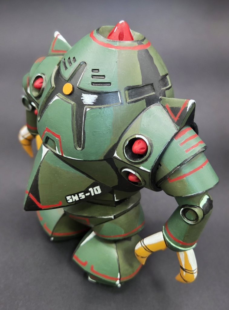 赤い魚雷（？）がGNドライブにも見えます。