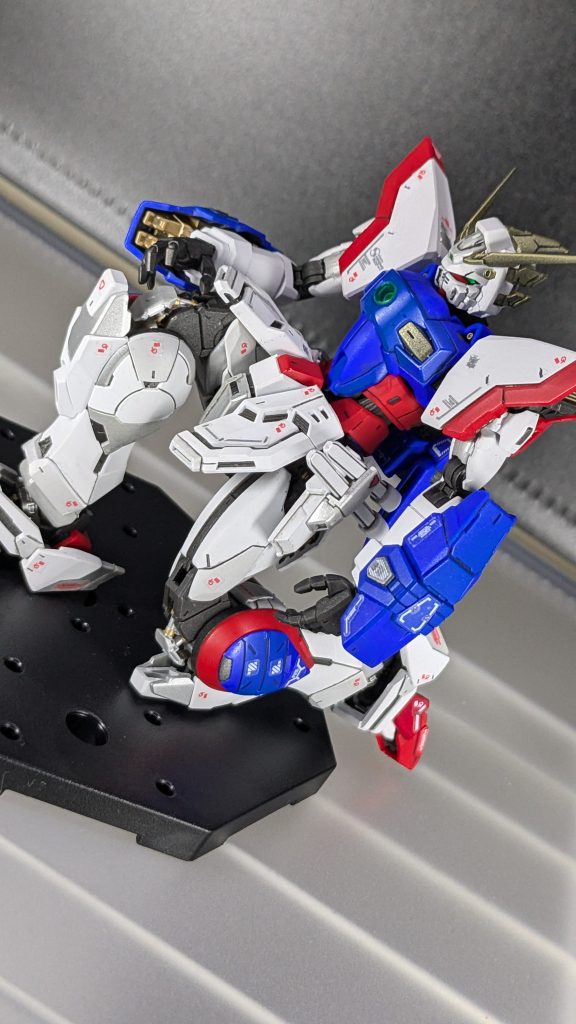 塗装ハゲが怖いので普段はあまりこういったポージングはしないのですが、折角の可動域+塗装ハゲしづらい構造となっていたためほぼ初めてかもしれない、塗装後のポージングです!ちらっと見える、普段は隠れている場所も、稼働時露出する部分については追加で筆塗り部分塗装を行い、色分けを可能な限り行っています。というかRG自体、確実に隠れてしまうような部分にもディテールが施されていて、これはクリア等のガンダムベース限定品などで活かされるパーツなんですかね?