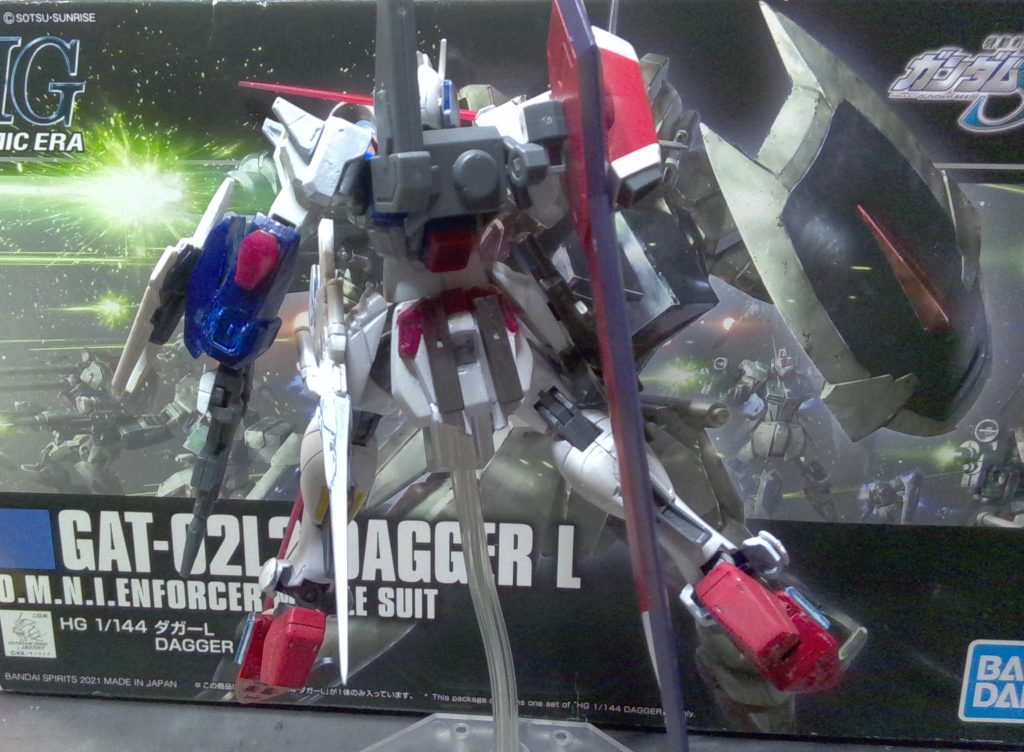 肩の後ろにはツインドライブシステム？を意識してランナーをくっつけました。イモジャのバックパックの翼から借りてきてソードストライカーパックにくっつけたストライカーパックをつけてます。そして、リアアーマーにはガンヴォルヴァのライフルのマガジンをセットできるように穴を開けました