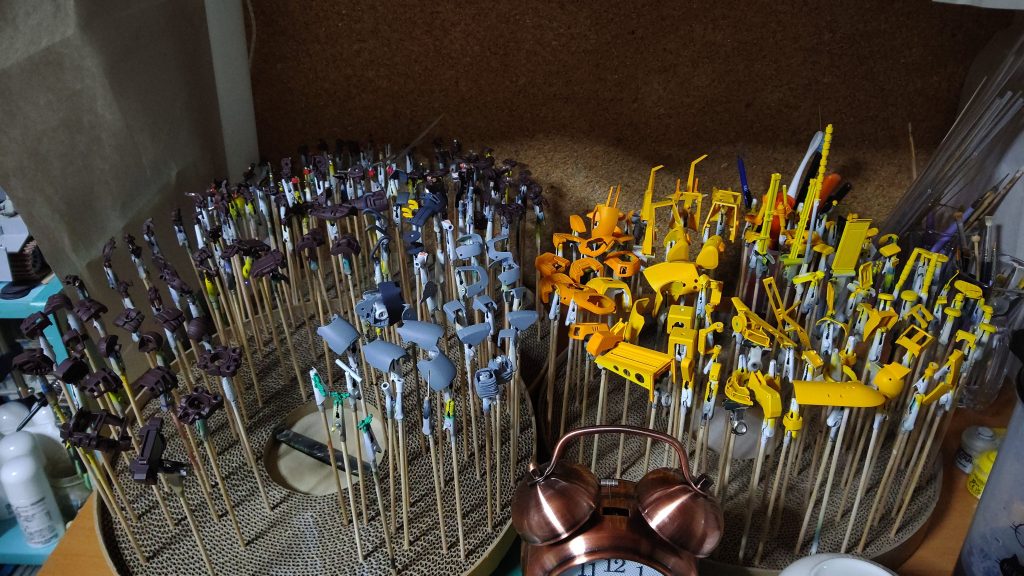 塗装中です。全パーツこうして並べるのが慣例でした。最近やってないですね。…と言うか、パーツ点数が多い物が出てきたので、時間に追われてこうやって撮る時間ももったいなく、余裕もない物がでてきて、おざなりにしています。もっと心に余裕を持とう。