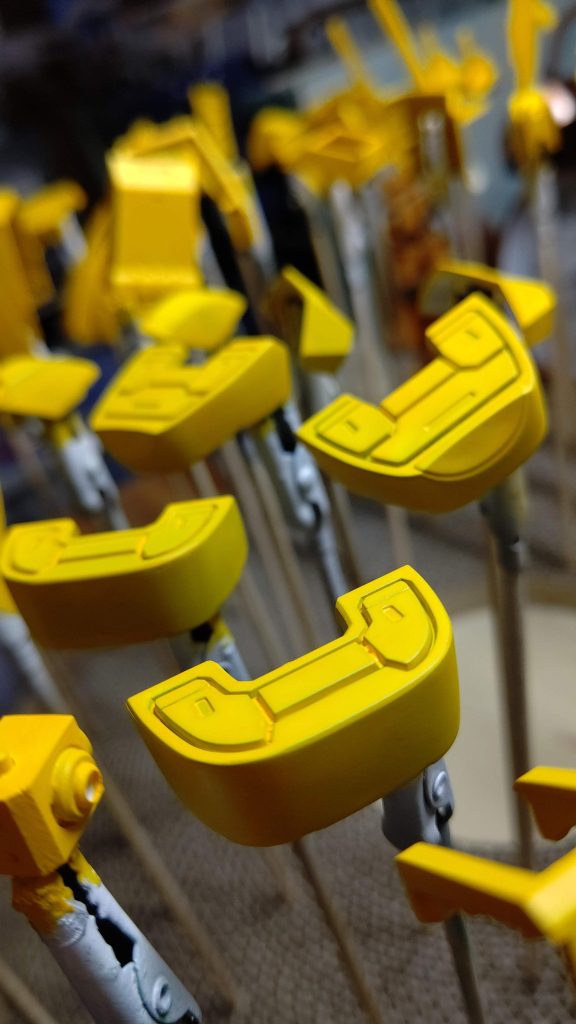 塗装中です。シタデル、筆跡も目立たなく、とても塗りやすかったです。ファレホは均一に塗れる感じがしますが、シタデルは黄色の中になんでしょう、オレンジの粒が入っている感じがします。色合いは鮮やかでファレホのゲームカラーに近くてよかったです。