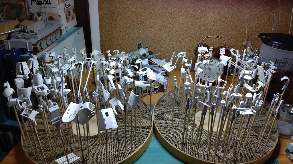 サーフェイサーです。サーフェイサーはミスターホビーのホワイトで吹いてます。黄色は色んなもの使ったてみたいです。水性メインですが、ラッカー系、アクリル系も使ってみたいです。それでは失礼します。^_^