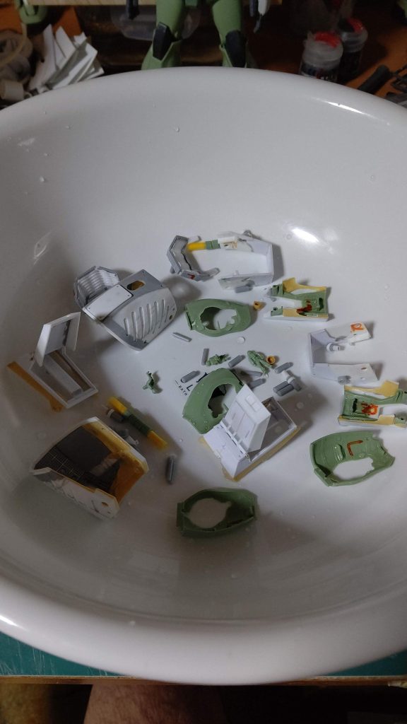 足パーツ、こんな感じでばらせます。ピンで取り付けられるようにしてます。大きくなったたのも、ver2.0のフレームまで手を入れたくなくて、フレームと外装を、できるだけ使いたくて大きくなりました。そういう所の知恵が欲しいです。