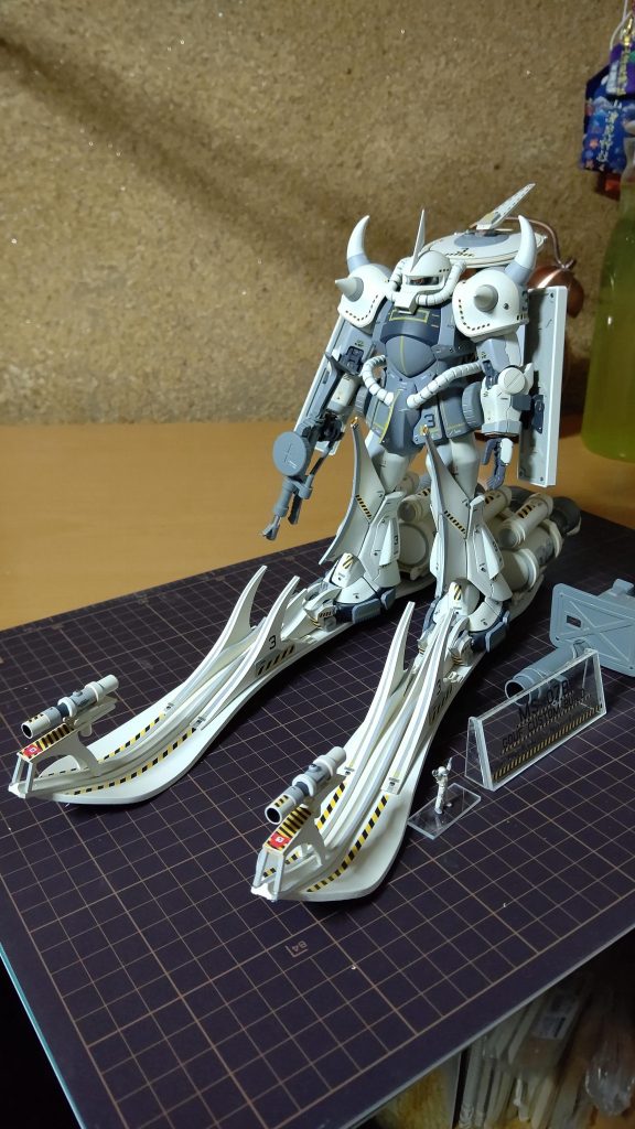 斜め前からです。これは、1年戦争後、核汚染で温暖化が異常に進んでいる地球で、戦後初めて、地球連邦、ジオンの垣根なく、極めて客観的な立場で南極観測を行うために組織された科学者、観測隊員を、当時、海賊、核汚染の主犯たるジオンの過小評価したデータが改ざんだと証明するための、そして、これから地球が、戦前までみんなで暮らせていた環境に戻れるかの試算の研究機関を護衛するためのグフです。所属番号は「3」。です。