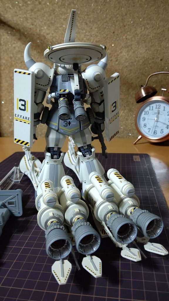 後ろです。モビルスーツにスキーを履かせてみました。元ネタは、F91のミッションパックにスキーがあったのを、グフに履かせたくて始めました。スキー後部のロケットエンジンで縦横無尽に平坦な氷原を走り抜けます。データの改ざんは、ジオンも連邦も想定値より低く発表して、全く信用に値しない物でした。核汚染の戦後処理をなすりつけ合う状況に、客観的に結論を見出すべく組織された南極観測隊です。彼らはジオンにも連邦にも狙われています。彼らを守ることが、このグフのパイロットに下された任務でした。