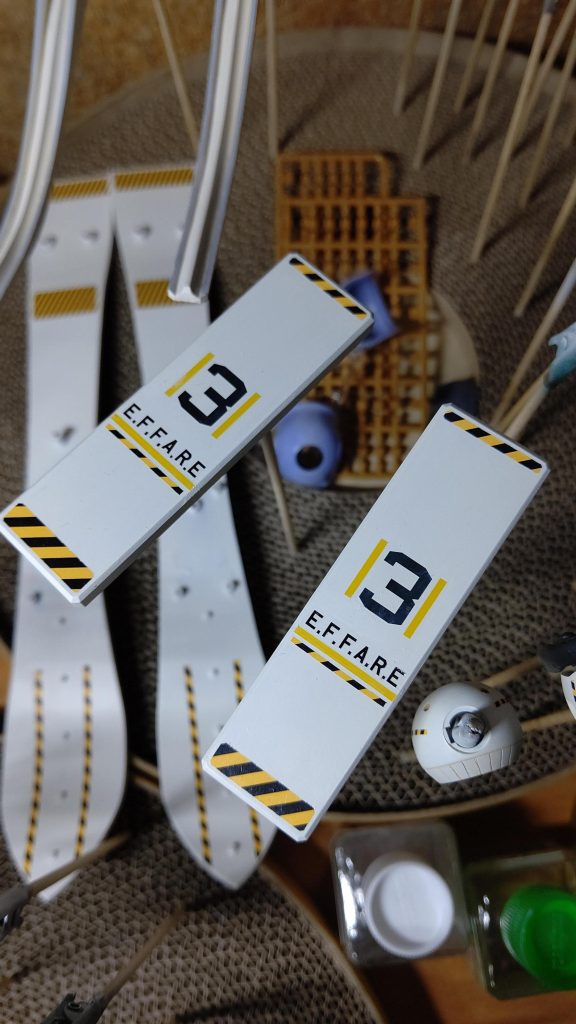 デカール中です。シールドはいつもかっこよくしたいと思ってます^_^。