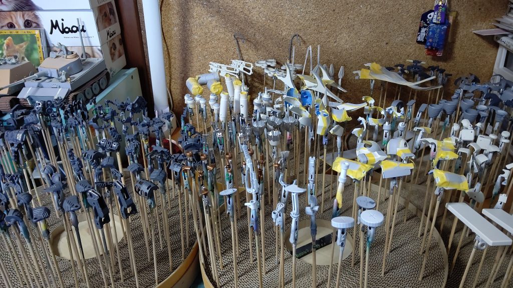 塗装中です。塗りは最初筆で行きましたが、筆跡を消す技量が当時なくて、途中からエアブラシに切り替えました。けっこう焦って塗装してました(TT)。