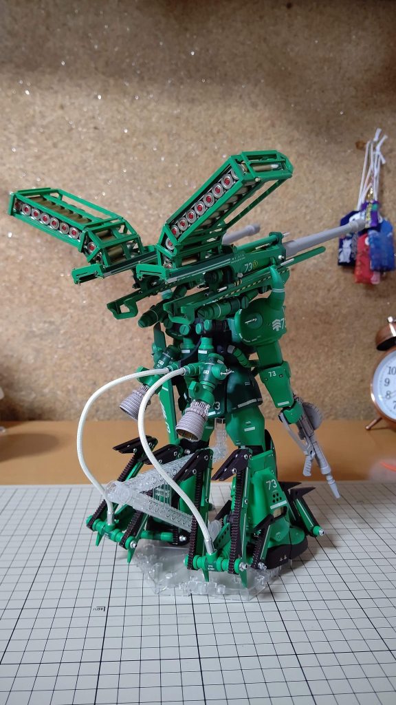 後ろです。後ろから見るとけっこうかっこよく見えてます。後ろからかっこよく見せたいといつも思ってるので、こっちは少し自信あります。装填、どうなるのかもうちょっと考えればよかったです。