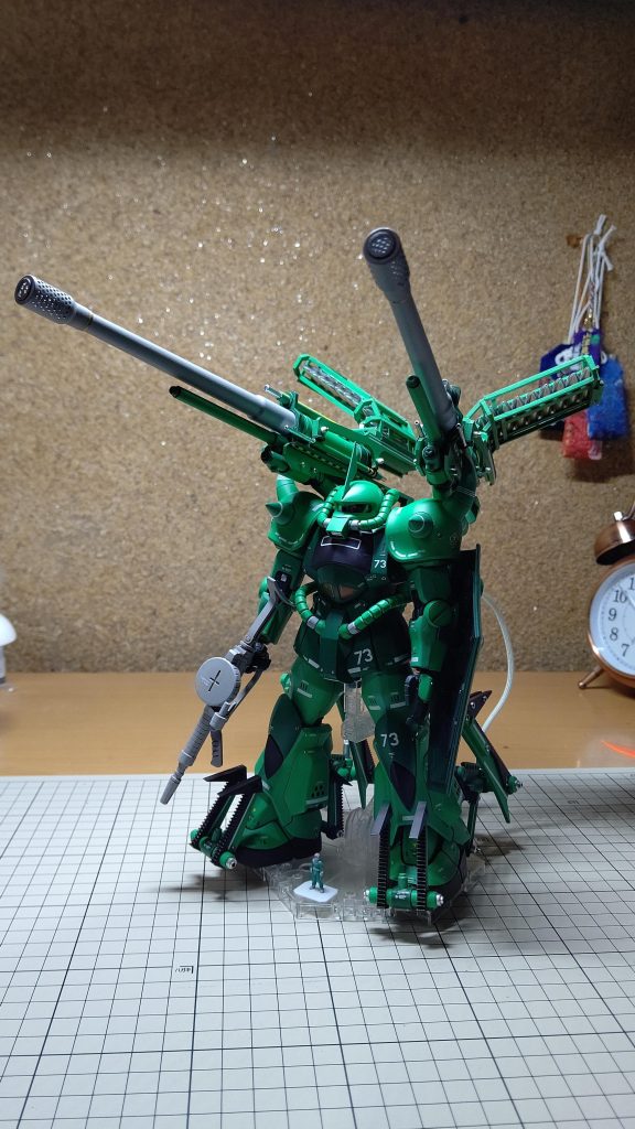 弾丸は自然に落下して装填される物としてます。脚にショットブラストの後退防止にアンクルクレーン付けました。撃てば腰をやられそうな感じですが、そこまで考えませんでした。…いつも出来てから気付きます。もっとちゃんと考えて作れるようになりたいです。