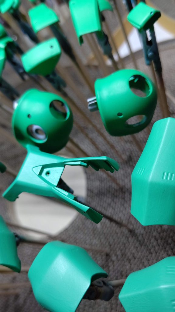 塗装中ですね。筆塗りでした。拡大すると筆むらがわかって、この頃はこんなもんだったなぁ…と。緑ならそんなにむらは出ないと思って塗ってはいましたが、腕がそれほどでもなくて、緑系でもむらが出てしまってます。