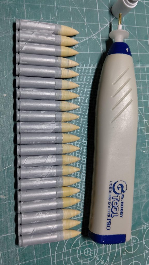弾丸、スクラッチで頑張りました。モーターツールで同じように揃えるのが大変でした。弾丸のアールを揃えやすいように、エポパテを盛る前に、芯の部分をきっちり揃えて作って、モーターツールで削る時に、芯が薄っすら見える辺りで削るのを止めると、そんな事を考えて作りました。これは、うまくいったと今でも思えてます。頑張ったなぁ、と。