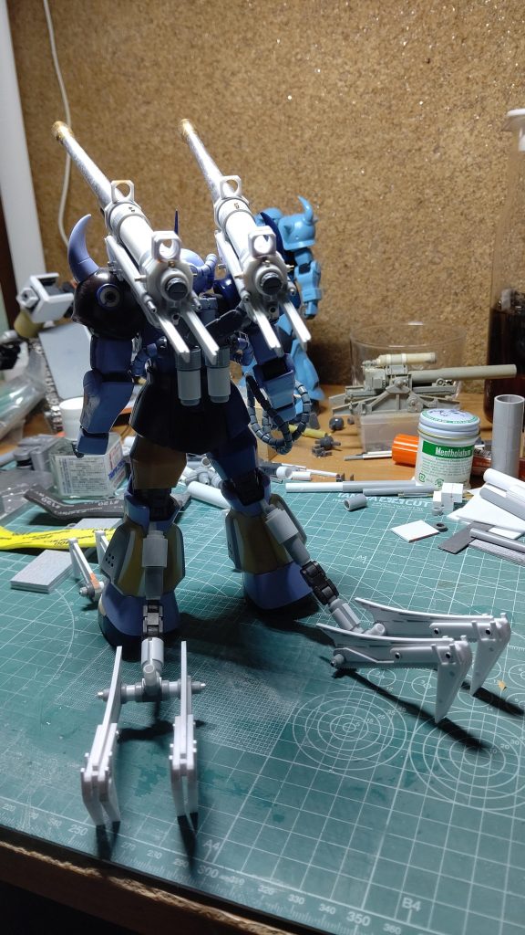 アンクルクレーン、こんな感じで接地します。コトブキヤの可動パーツで、かなり助かってます。砲の可動、射撃で砲身と砲尾が後退して、そこに次の弾丸が落ちて、リコイル運動で薬室に装填される、と考えていたのを思い出しました。思いっきり普通の火薬式野砲です。