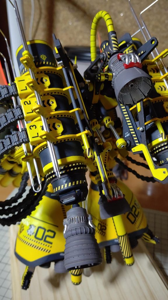 けっこうメカメカしい背中です。黄色、エアブラシのグラデーション入れてますね。濃いグレーと2色だと、やはり阪神タイガースカラーに見えます。完成した頃ご指摘されて、確かに阪神タイガースだと、出来てから後悔したのを今思い出しました。黄色は好きなんですが、黒っぽいのと合わせれば、阪神タイガースは避けられないです。