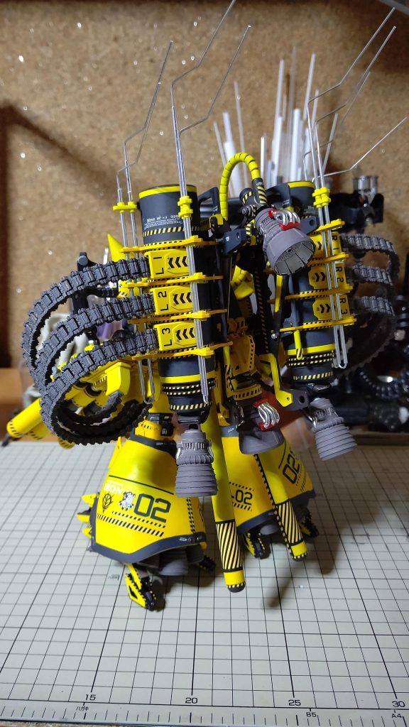 足はジオング張りにバーニアだらけで、足首は付けないでランディングギアにしようと作ってました。腕は巨大3連装マシンガンで背中に弾倉ですね。その先っぽにバーニアと、けっこう思い切った内容だと思います。アンテナが伸びてます。最後に思いつきで付けたような気がします。