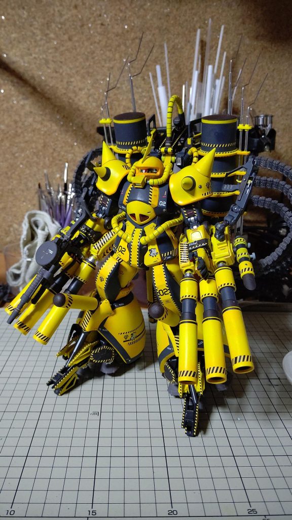 そう言えば、足の中身を頑張って作ってました。足首はほぼスクラッチでした。ア・バイア・クー戦で発見された未確認の宇宙空間仕様のグフ、と書いて出した物でした。2023年の6月末に完成ですね。もうかなり昔で懐かしいやら何やらです。