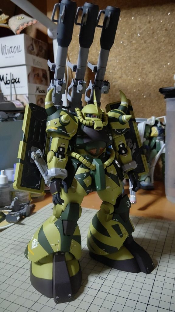 ドムの足は全くいじっていません。股関節だけ、ザクのフレームを移植したくらいです。なんとなく長さを合わせて足幅を整えました。腕のシールドはフレキシブルに動きます。