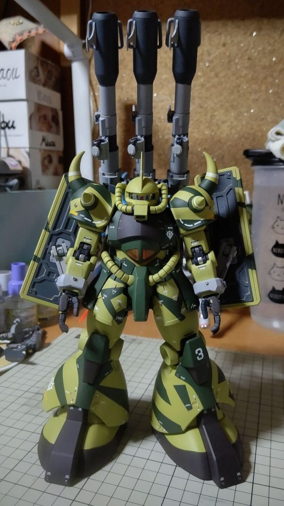 この通り、足幅をとっても、腰のラインがいいと違和感なく収まってます。最初は足幅大きくして、グフ側とドム足側と、なんか負釣り合いな違和感を狙ったのですが、グフ・カスタムの腰パーツとコトブキヤのパーツ持ってきたら、違和感なくおさまって「?」でした。偶然の産物ですね(@_@)。