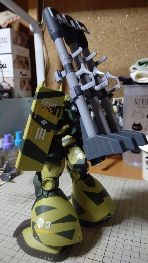 背中に、オクで買ったサイコザクのバズーカ砲ラックを付けてみました。これでかなりかっこよくなって、作ってよかったと満足しました。シルエットも変わって、なかなかいい感じになりました。