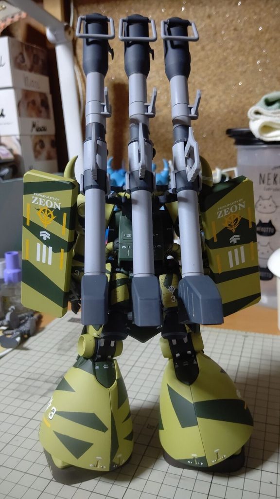 後ろです。腰に補助バーニアを追加して、足の推進力で上半身が不安定になるのを防いでます。次の榴岡天満宮の筆祭りでも、何かしら出して、展示会に参加したいです。。それではおやすみなさい(>0<;)(>0<;)。