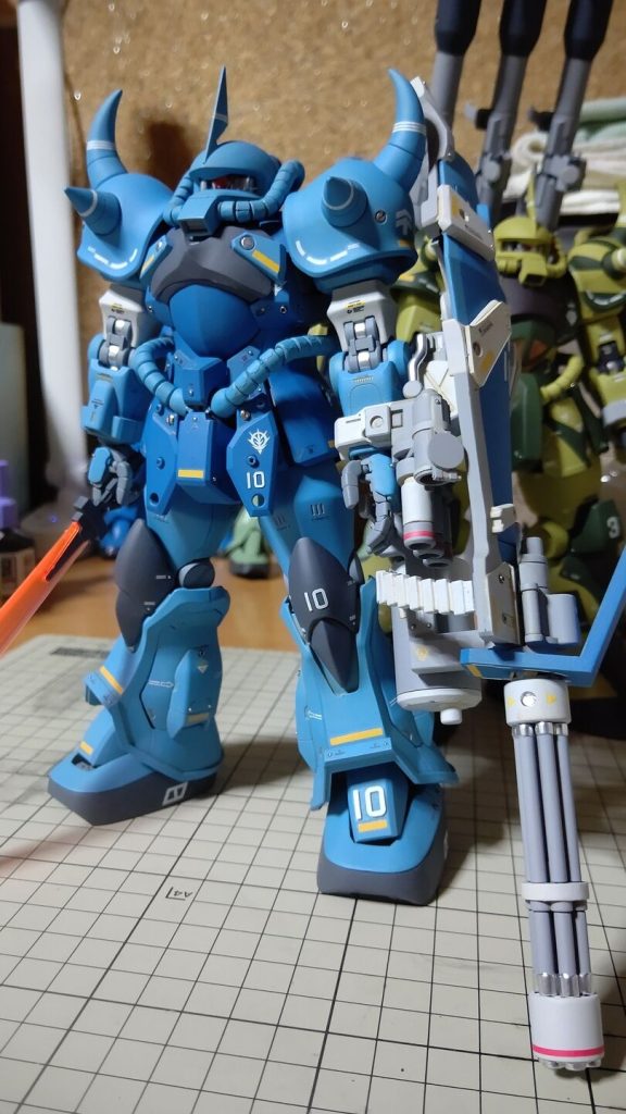 上腕は今でもうまくいったと思ってます。ガトリングシールド、やってみたかったver2.0シールドにカスタムのガトリングを移植シールドです。…作り始めたのは覚えてないくらい昔でした。ちゃんと完成させたくてやった次第です。ガトリング砲の本体はそんなにいじってなくて、シールドの取り付け部分はかなりいじってます。少しいじってはほったらかして、いじってはほったらかしていたので、最初はどんな感じだったかあまり覚えてないです。カスタムのパーツでは小さすぎて、だんだん大きくなっていきました。ここまで成長した感じでしょうか…。