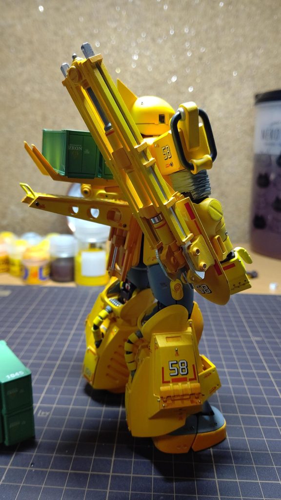 腕のスコップ、心もとなくて大型化です。伸縮式で、可動します。…ただ、完成してからあまり動かしてなくて、今やると壊れそうで怖いですね。そういう事も頭に入れて作らないといかんです。背中のラックも大型化。コンテナ積んでます。