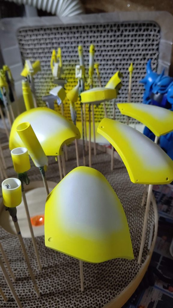 塗装中です。グラデーションはエアブラシがいいですね。こうして見てるとそんなに悪い感じでもない気がします。やっぱりエアブラシでキレイに塗ったほうがいいですかな…。