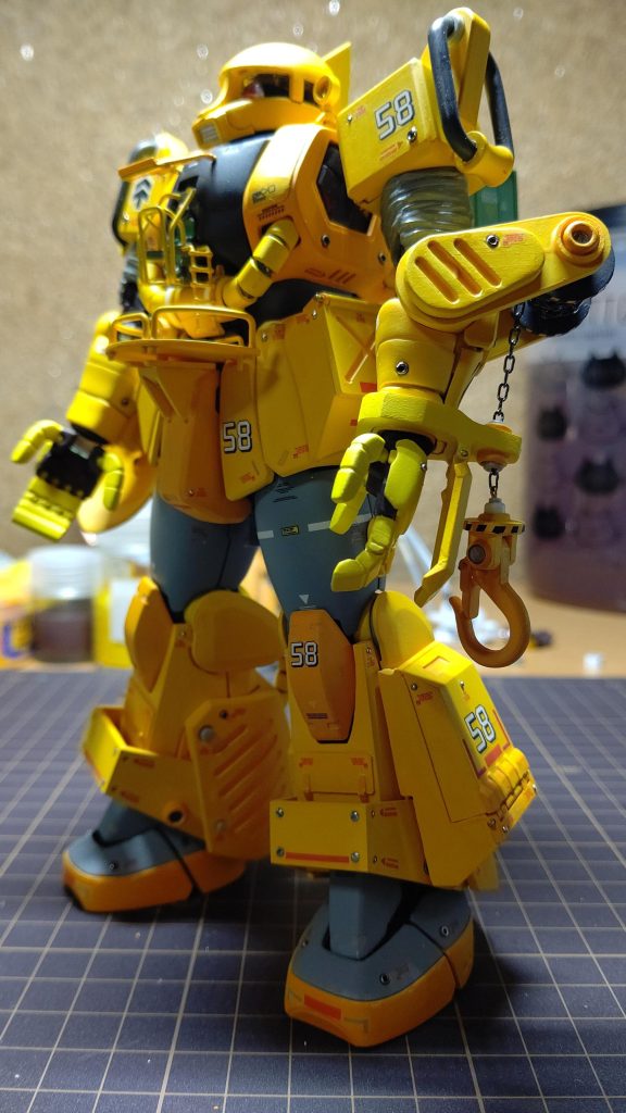 ちょっとあおりです。自分としては、これが一番好きになれた作品でした。黄色が好きで、作業用ザクも昔から好きで、思い入れも楽しさもかなり高く作れました。個人的には最高傑作でした。やっぱり黄色はいいですね^_^。