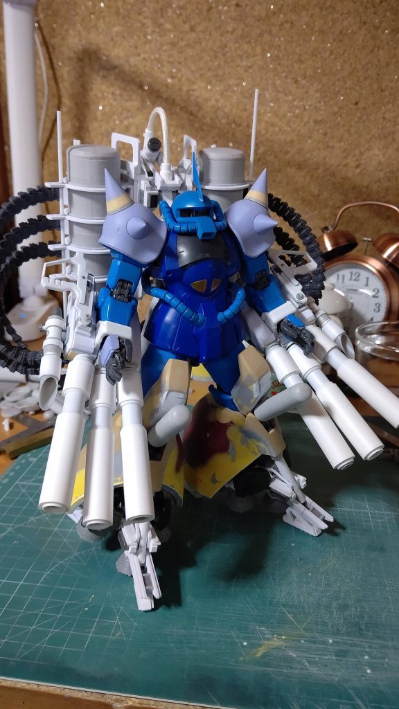 塗装前です。ゲルググは別のでした。余ったドワッジの外装パーツ使いたい気持ちで中身を頑張って作った物でした。