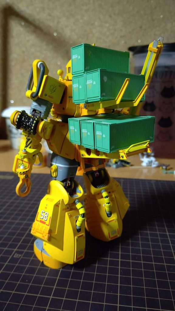 後ろです。いちおうコンテナ作りましたが、何でも積めます。コンテナはエバーグリーンのモールドプラ板で作りました。店長様に言われましたが、ちゃんとした1/100サイズではないです。 足が一番大変でした。側面の四角い張り出しは開閉出来ます。…足のパーツをできるだけ左右対称に作るのが、一番難しかったです。