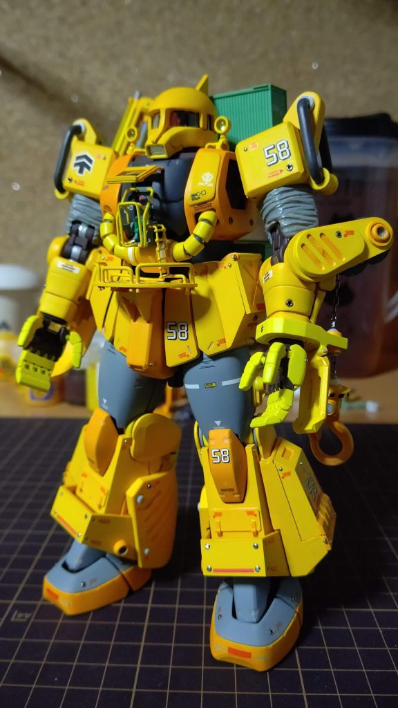 前からです。腕のクレーンはやはり大型化…。手も最初は普通のザクハンドで済ますつもりが最後に来て、やっぱり面倒だけど作ろうと、作業用ザクタイプにしました。ABS接着剤始めて使ってます。指、接着してつなげるのが大変でした。取れそうになりますが、ちゃんと可動します。