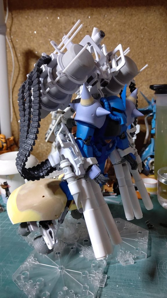 足首、あまり写真がなかったです。これだと分かりやすいかな…。グフの脚にバーニア付けた感じは伝わるのではと思います。2023年の5月でした。