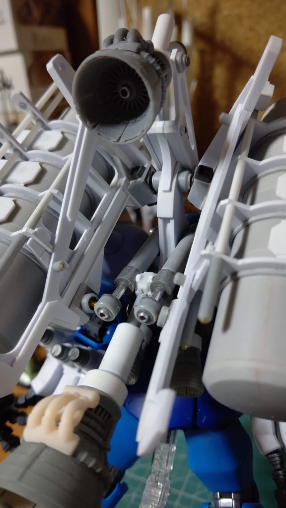 背中です。バックパックは動きます。けっこうメカメカしいのは好きです。