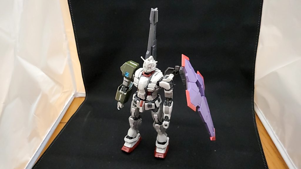 右腕の装甲を取り付け右肩にコトブキヤの武装を取り付け