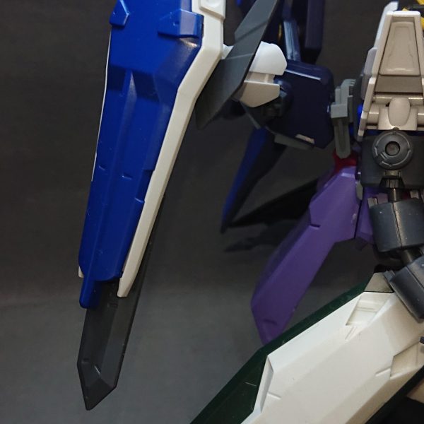 75番目のストライクの仮組ができました！今回のストライクは、自分の作品によくコメントをくださる“Sont@さん”から頂いた“『悪』に全振りした禍々しいストライク”という改造案を元に自分なりにブラッシュアップしたモノになります！全体のデザインとしては“禍々しさ”を表現したくて、可能な限り左右非対称になるようパーツを組み合わせ、歪でアンバランスな感じに仕上げてみました💡左腕には、どんなものでも切り裂く“悪魔の手”に見えればいいなと思い30MMの大型クローを装備させて、反対の右腕には男のロマンである“ドリル”を装備させてみました！左右非対称感を強く表現するために右腕を左腕よりも長くしてみたりと、ささやかな工夫も入れていますｗ設定としては高速回転したドリルを相手目掛けて撃ち出すことも可能だったりしますｗ▼他には敵対する悪の兵器って大型のMAが多いような気がしたので“悪”を表現するためにMAの要素も取り入れるべく脚部を“レギンレイズジュリア”のモノにしてみました✨サイドの大型シールドにはジャンクパーツから砲身っぽいモノを追加してビームを撃てるように工夫してみました！脚部ブレードによる格闘戦に加えて、砲撃戦も可能となっていますｗ脚部には本機体の動力源であるGNドライブを2つ追加しており、大型シールドによって守られている感じです💡スタンド無しでの自立と引き換えに、動力源とMA感を手に入れることが出来ましたｗ▼バックパックでも禍々しさを表現するために左側をストフリの翼、右側をオリジナルの武装にしています💡左側の各ドラグーンにはGN粒子貯蔵タンクが内蔵されている設定で、オールレンジ攻撃でGN粒子を一定量使い切ると自動的に戻ってきてGN粒子を再チャージします！チャージしている間が攻撃のチャンスですね💡悪役の機体にはこういう感じの弱点をちゃんと作って主人公に攻撃のチャンスを与える“お約束”ってのが必要ですよｗ右側のオリジナル武装は“有線式攻撃型シールドビット”という武装で、デュエルのシールドに30MMのブレードパーツなどを合わせて相手を切り裂けるようにしてみました✨有線の部分は100均にある3mm径のアルミワイヤーを使用して表現してみようと考えています▼あと、悩んでいるのは頭部とカラーリングですね💦現在頭部は悪役感を強く出すためにバルバトスのモノにしているのですが、全体的にストライク要素がかなり少なくなっているのが不安要素ですねｗ💦頭部だけでもストライクに戻そうか悩み中です…カラーリングは悪役感や禍々しさを出しつつ自分らしさを上手く入れていけるようにギリギリまで悩み抜きたいと考えていますｗでは、完成投稿でまたお会いしましょうｗ（5枚目）
