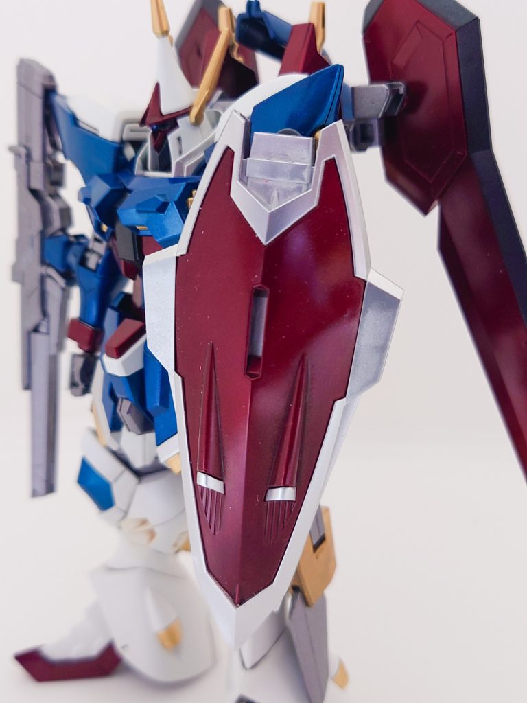 武装その３　フラッシュエッジ4 シールドイモータルジャスティスと同等の投擲武装としての使用も可能な大型シールド。ブーメランとして使用する際には側面から飛行翼が展開し、先端部からビーム刃が発生するとのこと。