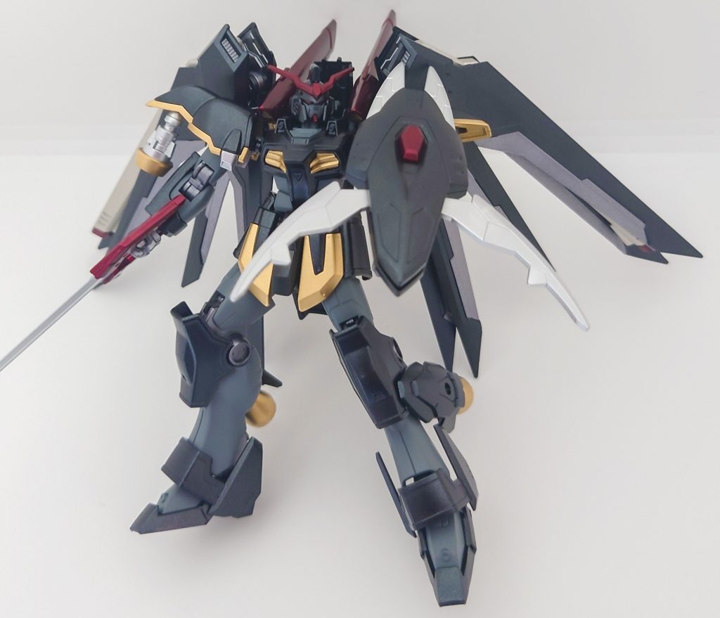 シールドに内蔵のブレードで近接戦闘も行えます。このシールドを見た時からデスサイズのシールドに似ていると思っていました。