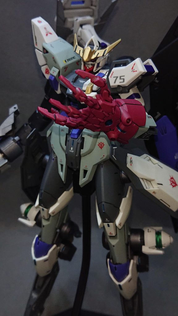 左手の武装には、どんなものでも切り裂く“悪魔の手”として30MMの大型クローを装備させてみました💡異形の片腕って禍々しいポイントが+1って感じがして結構気に入っているんですよねwカラーリングも普通のレッドではなく、少し濃い目の暗いトーンで表現したかったのでMSシャアレッドで塗装してみました!この武装にも有線式ビットのような特殊ギミックを入れたかったのですが、現在の手持ちのパーツと自身の創造力ではあと1歩及ばず断念することとなりました💦今後の課題として引き続き努力していきたいと考えています!