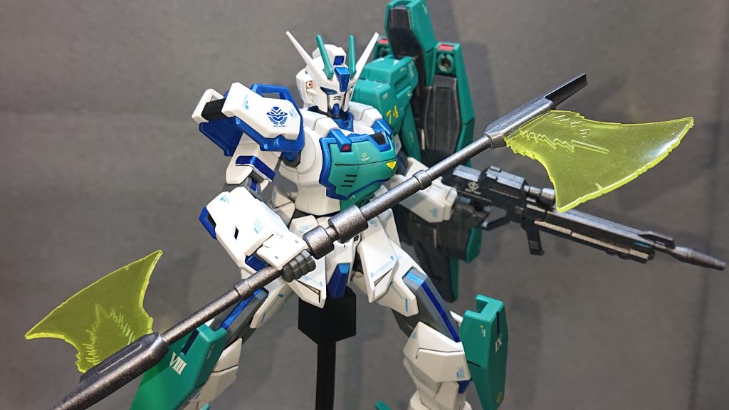 メインの武装は、ギラ・ドーガの“ビーム・ソード・アックス”になります本機には2本装備されており、基本的には2刀流で戦います！GNシールドビットで防御を担う分、両腕が自由になるので“横の薙ぎ払い”や“縦の唐竹割り”など攻撃手段が豊富になるのも利点の一つですねｗ攻防一体のバランスの良い戦い方になっています✨アックスの柄の部分には30MMのジョイントパーツが追加されており、アックス同士を繋げることで“ツイン・アックス・モード”にもすることが出来ます💡ささやかなオリジナル要素として取り入れてみたのですが、アックスが1つに纏まることで空いた片腕に遠距離武装を装備できるようになり、攻防だけでなく砲撃の要素も加えることが出来るようになりました！